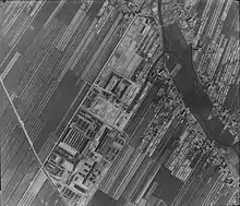 Vue aérienne de l’armée britannique du camp de concentration de Neuengamme peu avant son évacuation.