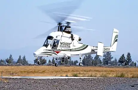 Kaman K-1200 de Woody Contracting (N134KA) au départ de l'aéroport de Prineville en Oregon pour une nouvelle place de stationnement en vue d'interventions sur les B&B Complex fires&nbsp;(en) (août 2003).