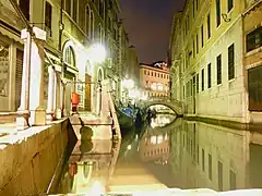 À droite le bâtiment de la Banca Nazionale del Lavoro construit sur les anciennes terres de l'Ospissio