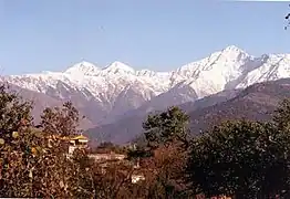 Vue du :Dhauladhar&nbsp;(en) de la chaîne de l'Himalaya à partir de la vallée de Kangra.