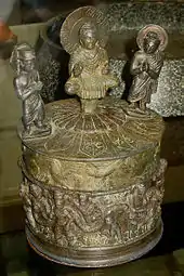 Reliquaire (dit) de Kanishka avec inscription. Shah-ji-ki-dheri, Gandhara. Époque post-kushan ? Bronze, H. 18 cm; D. 12,7 cm. Peshawar Museum
