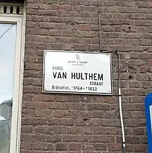 Photographie de la plaque de la rue avec comme indication Karel Van Hulthem Straat Bibliofiel 1764-1832.