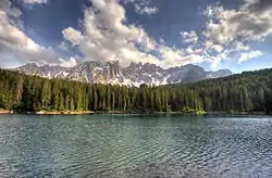 Vue du lac de Carezza dans le haut val d'Ega.