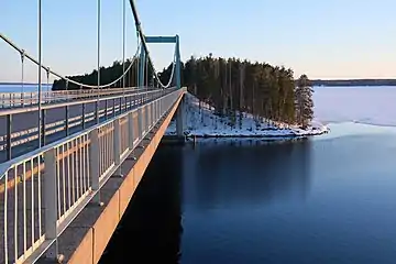 Le Karisalmen silta&nbsp;(fi) à Asikkala. C'est un pont suspendu au-dessus du lac Päijänne. Il fait 175m de long. Il est traversé par la route régionale 314 (Finlande). Mars 2022.