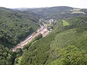 La gare vue du rocher Hockslay, avec la ligne et son embranchement