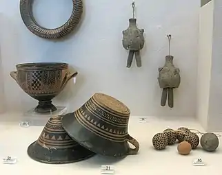 Tombe 33. Cimetière du Céramique. Xe&nbsp;siècle. Vases, "perles" d'argile et idoles-cloche (H. 8&nbsp;cm) d'une tombe à crémation