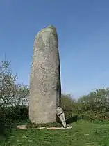 Le menhir de Kerloas culminant à 9,50&nbsp;m.