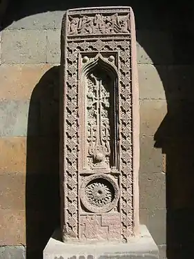 Khatchkar « du baron Yovhannès » de Djoulfa, sculpté en 1602 par Grigor, préservé à Etchmiadzin.