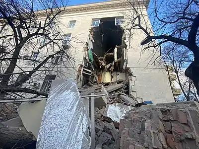 Le bâtiment de l'Administration régionale de Kherson&nbsp;(uk) après le bombardement du 19 décembre