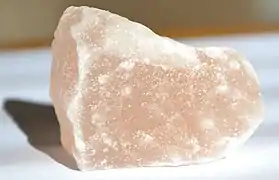 Sel gemme de couleur rose pâle provenant de la mine.