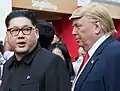 Des sosies de Kim Jong-un et de Donald Trump (incarnés par Howard X&nbsp;(en) et Dennis Alan) en marge du sommet entre la Corée du Nord et les États-Unis à Singapour (2018).
