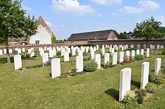 Photo en couleur d'une couronne fermée surmontée d'ornements qui recouvrent le sommet de la tête, au sommet un lion en or