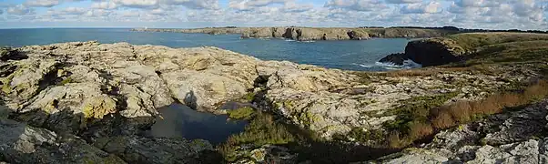 Vue du port Stêr-Vraz, de la pointe des Poulains et du golf, depuis Koh Kastell.