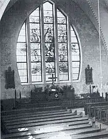 L’autel et le vitrail servant de retable