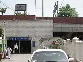 L'unique accès à la station, en 2019.