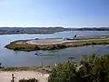 Un Airbus A320 de Small Planet Airlines&nbsp;(en) se préparant au décollage, au milieu de la lagune de Halikiopoulou.