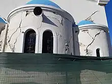 Photographie montrant un bâtiment avec de nombreuses et importantes fissures.