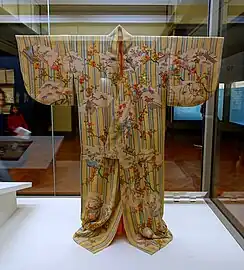 Kosode avec teinture yūzen à motifs de formes d'éventail et de flocon de neige, vers 1700, Musée préfectoral des arts et métiers traditionnels d'Ishikawa