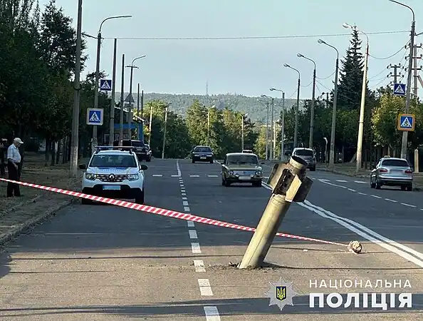 Kramatorsk, après un bombardement. Une roquette Grad MLRS coincée sur la chaussée près d'un immeuble résidentiel.