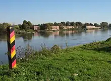 Vue du Fort Gorgast depuis la rive allemande de l'Oder