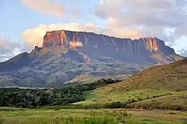 Le tepuy Kukenan et le mont Roraima (2 700-2 800 m), depuis la rivière Tëk, Gran Sabana, Venezuela.