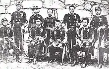 L'armée Kumamoto en 1877 — le Japon au bord de la guerre civile de la fin du XIXe&nbsp;siècle. Ruki Wasashi (3e à gauche) ; Hikari Osawa (1er à gauche)