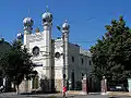 Synagogue de Cluj-Napoca ((ro) : Sinagoga Neologă), construite en 1887, endommagée et reconstruite plusieurs fois, elle est dédiée aujourd'hui à la mémoire des victimes de la Shoah ((ro) Templul Memorial al Deportaților).
