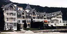 Hotel Kviknes à Balestrand, par Franz Wilhelm Schiertz.
