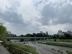 Parc du fleuve Kamo (à droite)