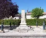 Le monument aux morts près de l'église (sept.&nbsp;2010).