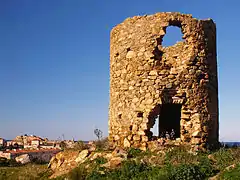 L'ancien moulin à vent en ruine.