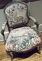 Fauteuil provenant du château de Sarry (Marne) avec la fable comme illustration sur le dossier.