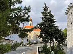 Église Saint Georges de Tibnine et le nouveau presbytère.