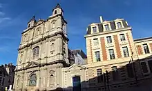 à gauche, une grande chapelle baroque du XVIIe&nbsp;siècle ; au centre, l'entrée ; à droite, des bâtiments XIXe&nbsp;siècle du lycée donnant sur la rue