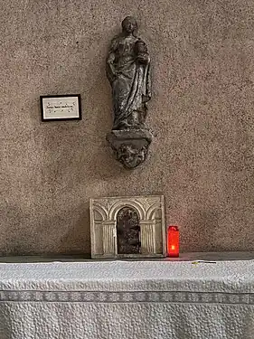 Lumière rouge près du tabernacle.