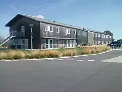 L'Auberge de jeunesse et le foyer de jeunes travailleurs.