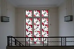 L'escalier Art Déco et le vitrail.