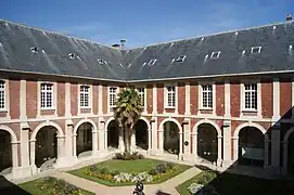 Le cloître actuellement mairie, bâtiment inscrit.