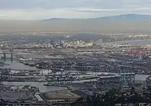 Des sommets montagneux sont visibles au loin, les ports au premier plan.