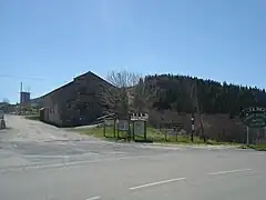 Au col, la ligne de partage des eaux.