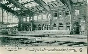 La grande halle en 1914&nbsp;– 1915, avec des défenses en sacs de sable édifiées sur les quais.
