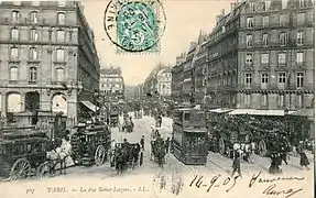 La rue Saint-Lazare au tout début du XXe&nbsp;siècle supportait déjà un important trafic de véhicules de transports en commun : de nombreux omnibus et tramways à air comprimé de la CGO.