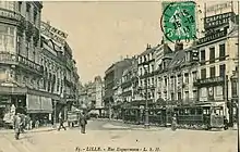 Photo en noir et blanc d'une rue.