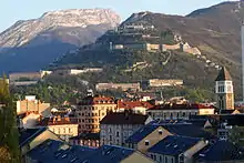  La Bastille de Grenoble, avec au centre les anciens bâtiments universitaires du Rabot et la résidence étudiante du même nom