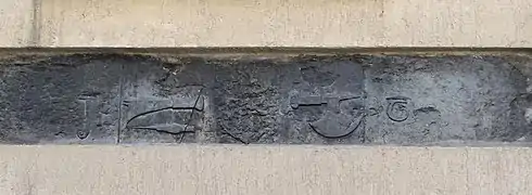 Enseigne de bourrelier avec armoiries martelées, nos&nbsp;5-7 rue de la République.