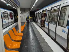 Quai central de la station.