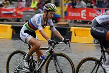 Photo de Pauline Ferrand-Prévot en maillot arc-en-ciel