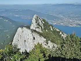 Vue de la dent du Chat depuis Molard Noir (1 443 m), à l'ouest, surplombant le lac du Bourget ; Aix-les-Bains est à l'arrière-plan le long de la rive est du lac.