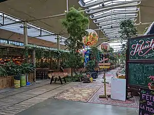 Intérieur du restaurant, avec des wagons aménagés