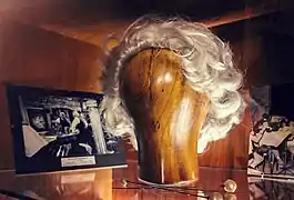 Perruque de chef d'orchestre portée par Louis de Funès dans La Grande Vadrouille.